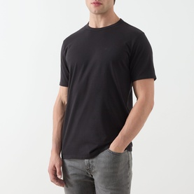 Model wearing Levi's Mineral Black crew neck T-shirt in 100% cotton, styled with grey jeans.