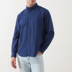 Model wearing Levi's Medieval Blue Garment Dye Reg Shirt in 100% cotton, styled with light wash jeans.