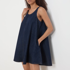 Model wearing FRAME DENIM Dress in Duomo, sleeveless A-line denim mini with scoop neck and side pockets