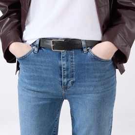 Model wearing FRAME DENIM Gossamer straight jeans in light blue denim, styled with a white tee and dark burgundy leather jacket.