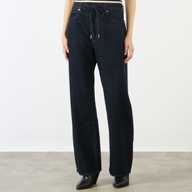 Model wearing FRAME DENIM The Off Duty Drawstring Bow High-Rise Barrel Jeans in Rinse, wide-leg silhouette with bow drawstring waist, styled with