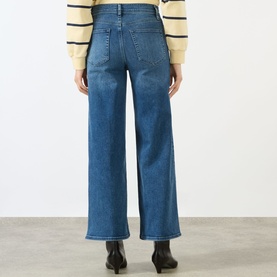 Model wearing FRAME DENIM Le Slim Palazzo High-Rise Wide Leg Jeans in Archive blue with tobacco stitching and rear patch pockets, styled with a