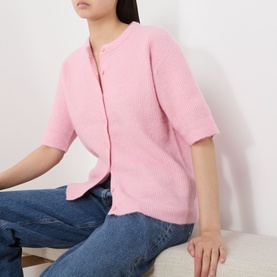 Model wearing Samsoe & Samsoe Saanoura Rib Knit Cardigan in Bleached Mauve, short sleeves, button front, styled with blue jeans.