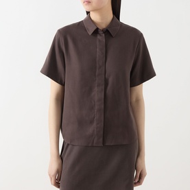 Model wearing Samsoe & Samsoe Mina Fluid Shirt in Mulch, featuring collared neckline, concealed buttons, and short sleeves, styled with a matching