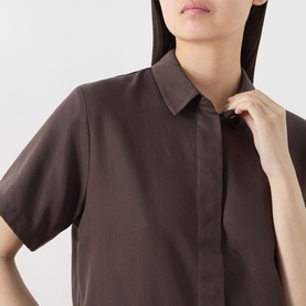 Model wearing Samsoe & Samsoe Mina Fluid Shirt in Mulch, showing collared neckline, concealed button fastening and short sleeves.