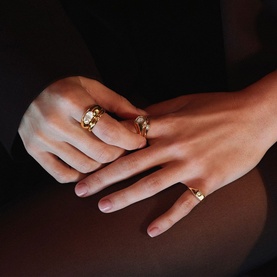 Model with Daisy Jewellery Est&eacute;e Lalonde Sapphire Ring Stack in 18ct gold plate; three sculptural molten-style stacking rings with stone detailing.