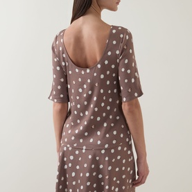 Model wearing InWear Henrii Polka Dot Blouse in Brown Bru, showing low-cut scoop back, half-length sleeves, and white polka dot pattern.
