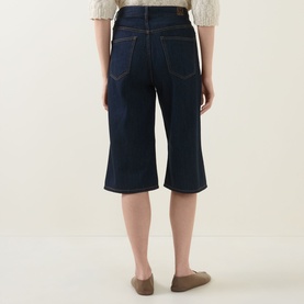 Model wearing InWear Glenn Culotte Jeans in Dark Denim, rear view showing wide-leg culotte silhouette, five-pocket styling and tobacco stitching.