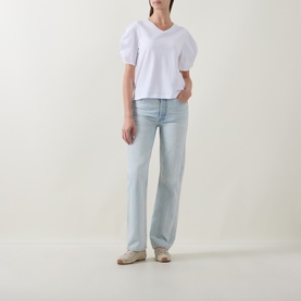 Model wearing InWear Gudrun Puff T-Shirt in Pure White with V-neck and short ruched puff sleeves, styled with light blue straight-leg jeans.