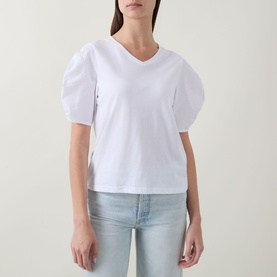 Model wearing InWear Gudrun Puff T-Shirt in Pure White with V-neck and short puff sleeves, styled with light blue jeans.
