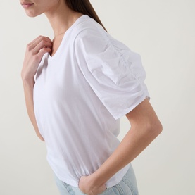 Model wearing InWear Gudrun Puff T-Shirt in Pure White with ruched puff sleeves and V-neckline, styled with light blue jeans.