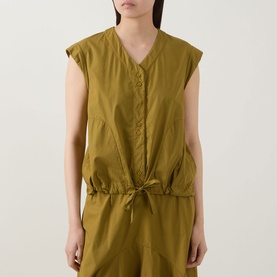 Model wearing Transit olive cotton shirt with V-neckline, sleeveless cut, button placket and elasticated drawstring waist