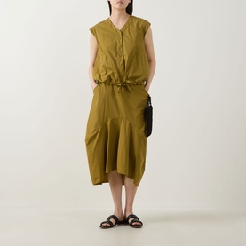 Model wearing Transit olive cotton shirt dress with drawstring waist, styled with black sandals and small black bag.