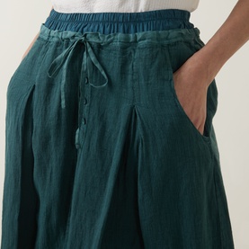 Model wearing Transit petrol linen blend skirt with elasticated drawstring waist and side pocket detail