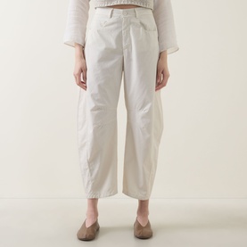 Model wearing Transit Cropped Barrel Leg Trousers in sand linen, styled with a white top and taupe flat shoes