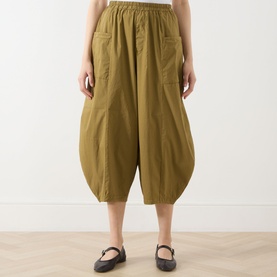 Model wearing Transit Bombe&egrave; Cropped Trousers in olive, balloon silhouette with elasticated waist and front patch pockets, styled with black Mary