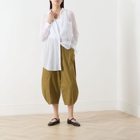 Model wearing Transit Bombe&egrave; Cropped Trousers in olive with balloon silhouette, styled with white blouse and black flats.