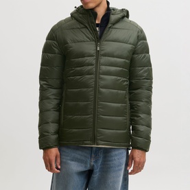 Model wearing Jack & Jones Kingsley Light Hooded Puffer Jacket in Rosin, styled with blue jeans. Zip fastening, front pockets visible.