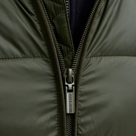 Jack & Jones Kingsley Light Hooded Puffer Jacket in Rosin, close-up of silver zip fastening and logo badge on quilted nylon fabric