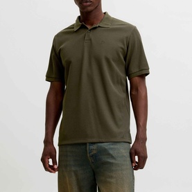 Model wearing Jack & Jones Austin Logo Polo Shirt in Rosin, short sleeves, polo collar, styled with distressed jeans