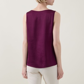 Model wearing Joseph Ribkoff Berry Burst sleeveless top, rear view, styled with cream trousers
