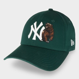 New Era dark green baseball cap with embroidered NY Yankees logo and bear graphic on front, structured crown, curved peak
