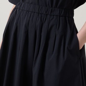 Model wearing Marc O Polo black skirt, close-up of elasticated waistband, pleated front and side pocket detail in cotton blend fabric.