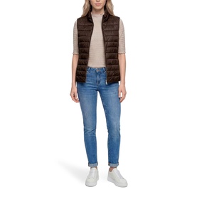 Model wearing Betty Barclay Quilted Zipped Gilet in Muskat with stand-up collar, styled with grey top and blue jeans