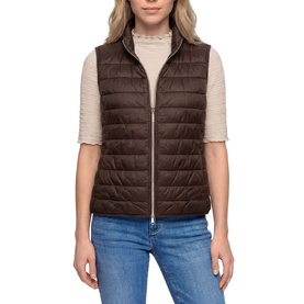 Model wearing Betty Barclay Quilted Zipped Gilet in Muskat, with stand-up collar and two-way zip, styled with cream top and blue jeans