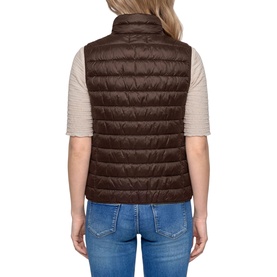 Model wearing Betty Barclay Quilted Zipped Gilet in Muskat, back view, styled with beige top and blue jeans