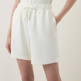 Model wearing Varley shorts in Pristine, featuring an elasticated drawstring waist and relaxed fit with side pockets.