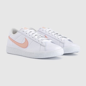 Nike low-top trainers in white with Arctic Orange swoosh, lace-up fastening, textured white rubber sole