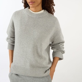 Model wearing Lisa Yang The Noor Knit Sweater in Dove Grey, 100% cashmere with crew neck, dropped shoulders and ribbed trims, styled with matching