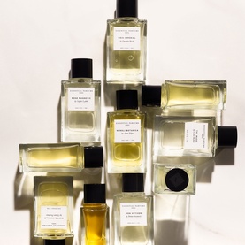 Essential Parfums Discovery Set 12 x 2ml fragrance bottles arranged on white surface, featuring clear glass flacons with white labels