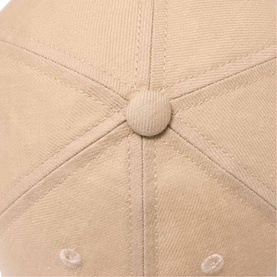 Maje baseball cap in clear beige, close-up of structured crown with fabric button detail and panelled stitching