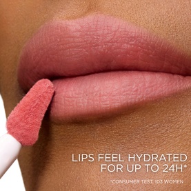 Lanc&ocirc;me lipstick in shade 21 Blushing Blanket applied to model's lips, showing hydrating soft-pink finish with 24h claim text overlay.