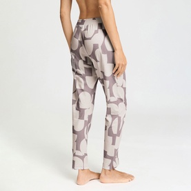 Model wearing Hanro PJ Pants in divided circles print, featuring an abstract geometric pattern in muted mauve and taupe tones with elasticated waist.