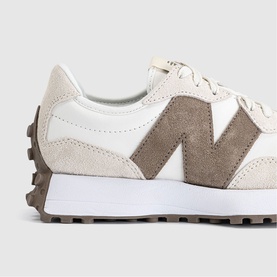 New Balance 327 trainer in Linen Sea Salt Mushroom, suede and mesh upper, taupe N logo, white rubber sole, close-up heel shot.