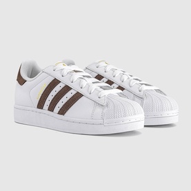 Adidas Superstar trainers in white with brown earth strata stripes, shell toe, white rubber sole, lace-up fastening