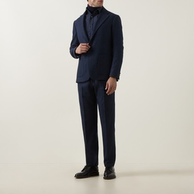Model wearing Tiger of Sweden Easer Single-Breasted Suit Jacket in Sea navy, styled with matching trousers, black turtleneck and dark shoes