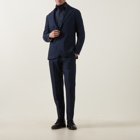 Model wearing Tiger Sweden Suit Trouser in Sea navy, styled with matching blazer, black turtleneck and black leather shoes.