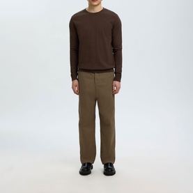 Model wearing Selected Berg Knitted Sweater in Delicioso Melange, crew neck, long sleeves, styled with khaki wide-leg trousers and black loafers