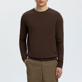 Model wearing Selected Berg Knitted Sweater in Delicioso Melange, crew neck, long sleeves with ribbed cuffs, styled with khaki trousers.