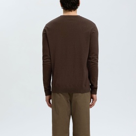 Model wearing Selected Berg Knitted Sweater in Delicioso Melange, crew neck, long sleeves with ribbed cuffs, styled with khaki trousers