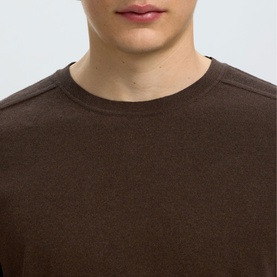 Model wearing Selected Berg Knitted Sweater in Delicioso Melange, crew neck cotton knit, close-up of neckline and shoulder detail