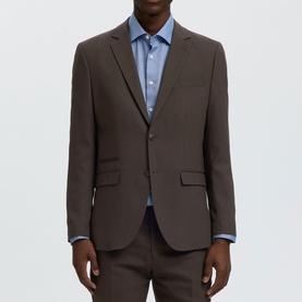 Model wearing Selected Neil Slim Single-Breasted Suit Jacket in Delicioso brown, notch lapel, paired with matching trousers and light blue shirt