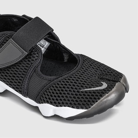 Nike Rift split-toe sandal in black mesh with hook-and-loop strap, silver Swoosh, and white sole