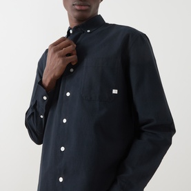 Model wearing Farah Vintage True Navy casual shirt, button-down collar, chest pocket, small logo tab, white buttons, 100% cotton