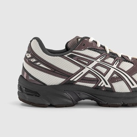 Asics trainer in oatmeal and obsidian grey, featuring silver Gel branding, mesh upper, and chunky black rubber sole