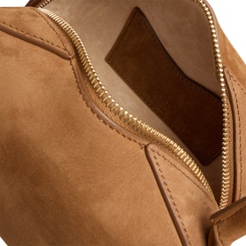 Ala&iuml;a shoulder bag in Terre D'Ombre leather, close-up of open interior with gold-tone zip and tan suede lining